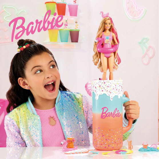 Menina a brincar com Barbie